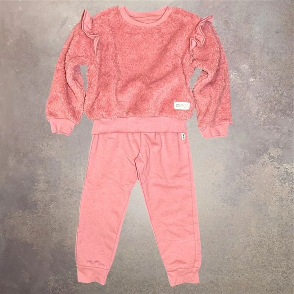 DKNY Girls 2 Pc Pink Sherpa Pullover Jogger Set Ruffle Shoulder 4T NWT